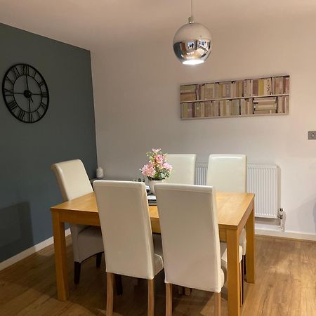 2 Bed, 2 Bath Apartment In Guildford Town Centre With Parking! Экстерьер фото