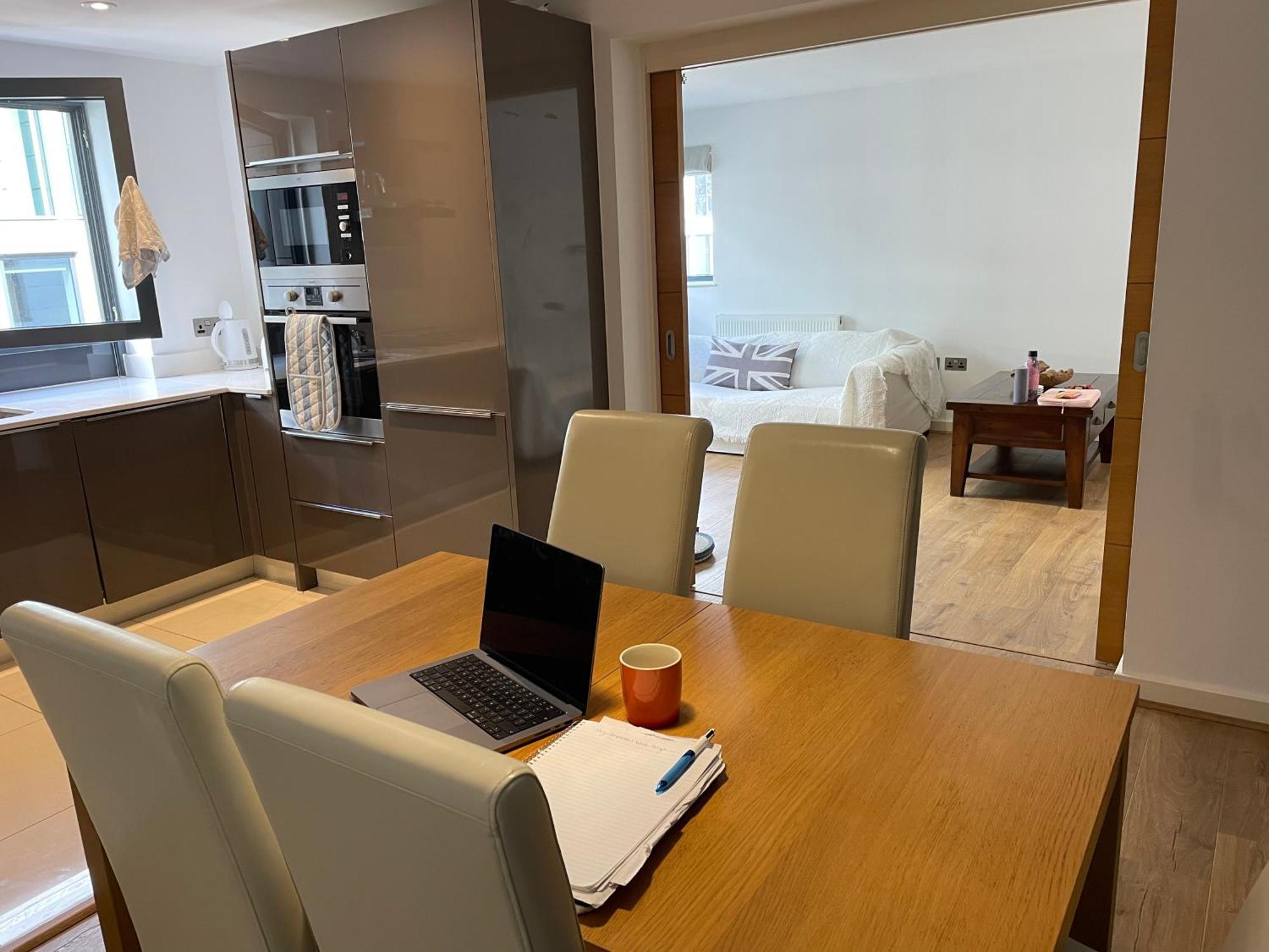 2 Bed, 2 Bath Apartment In Guildford Town Centre With Parking! Экстерьер фото