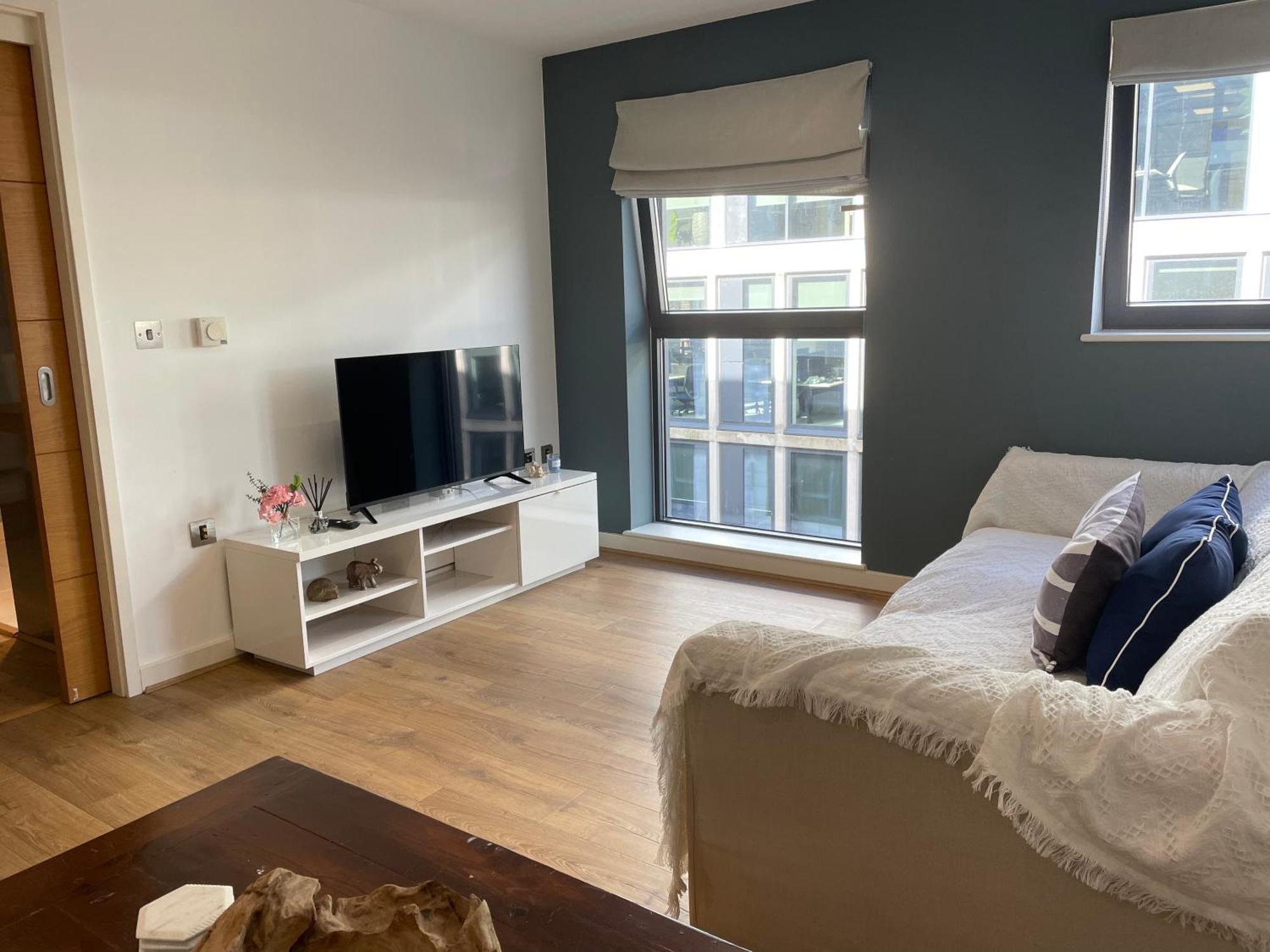 2 Bed, 2 Bath Apartment In Guildford Town Centre With Parking! Экстерьер фото