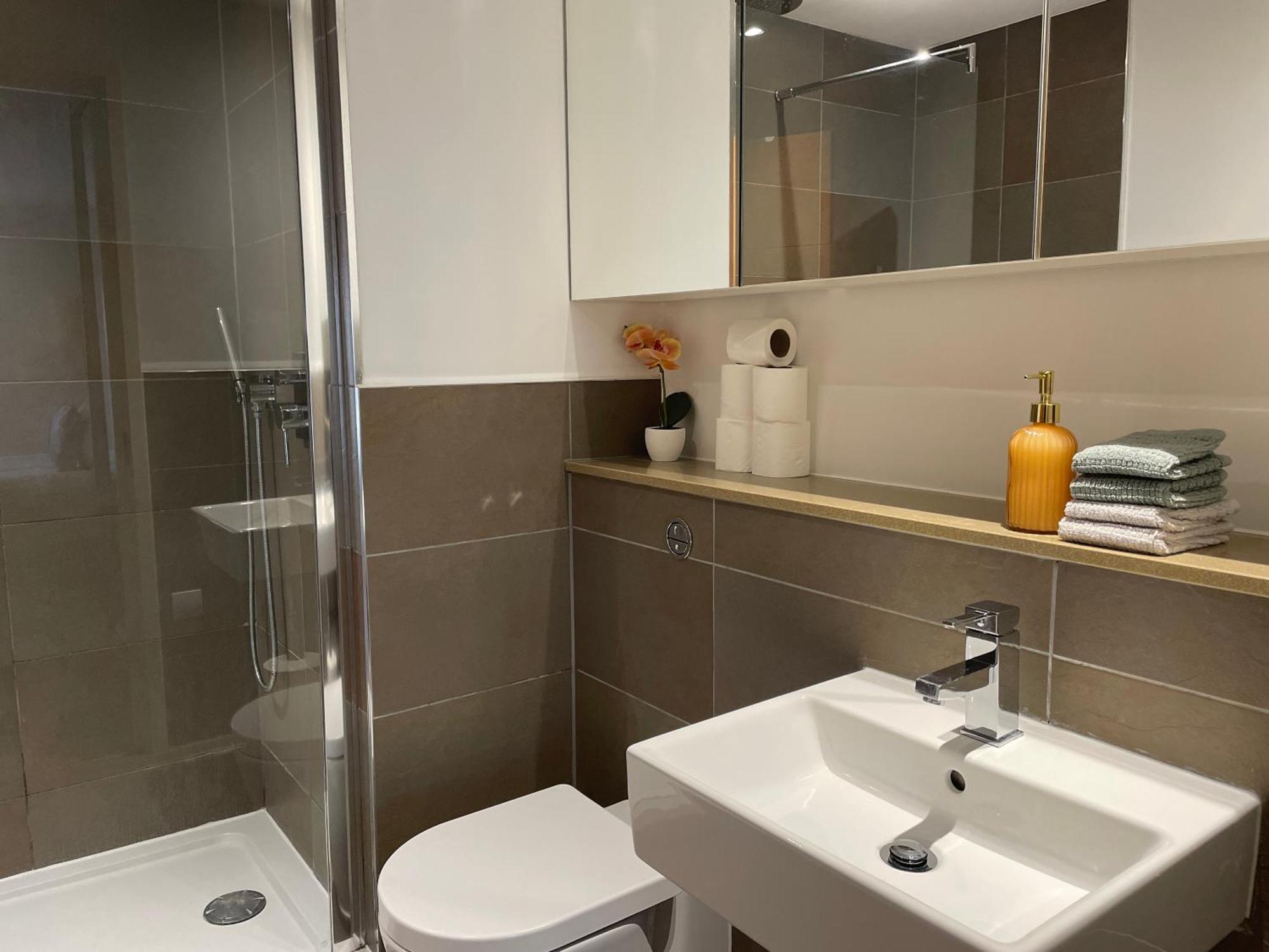 2 Bed, 2 Bath Apartment In Guildford Town Centre With Parking! Экстерьер фото
