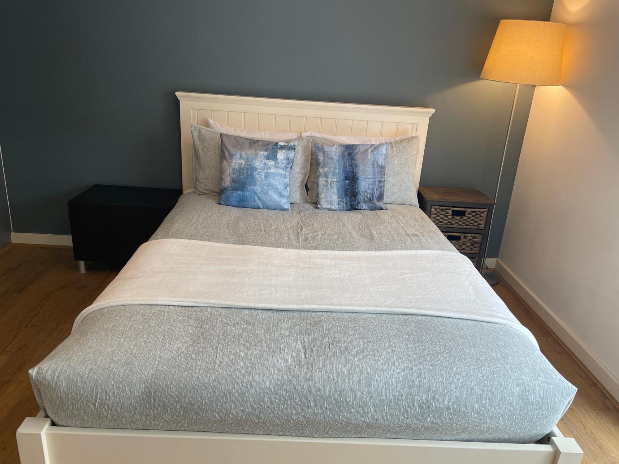 2 Bed, 2 Bath Apartment In Guildford Town Centre With Parking! Экстерьер фото