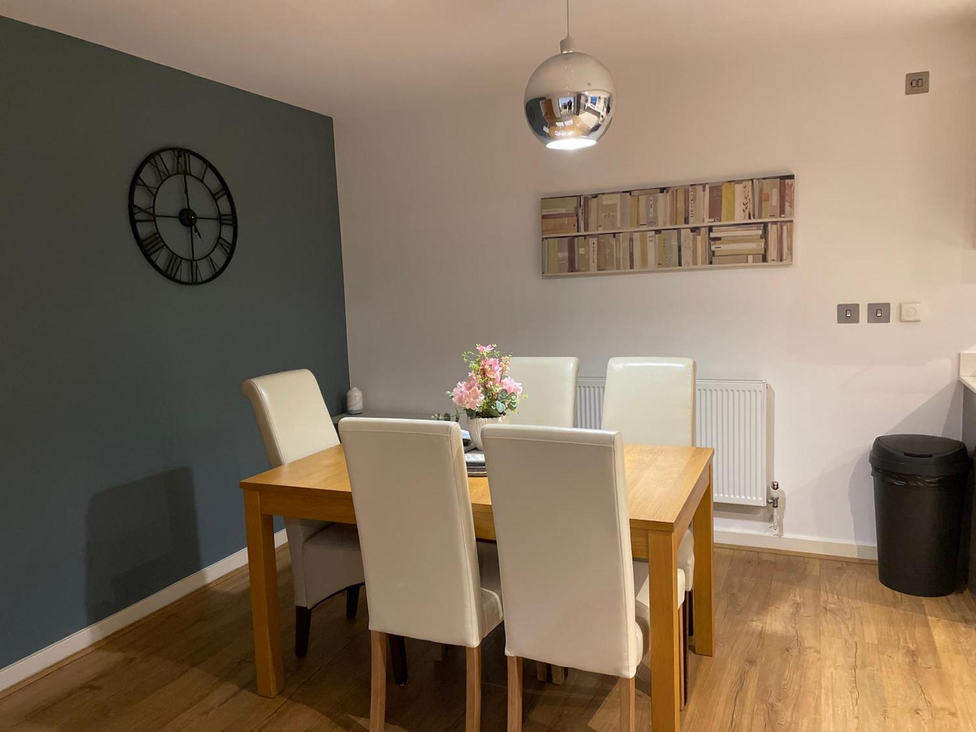 2 Bed, 2 Bath Apartment In Guildford Town Centre With Parking! Экстерьер фото